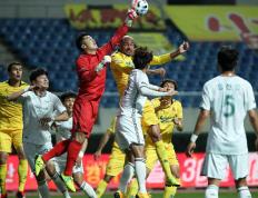 开云体育下载-足球明星登场，球队集结备战谋求胜利