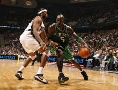 开云体育APP下载-看到这个充满张力的关键词组合，我的思维立刻被点燃—这并非一场真实发生的比赛，却是一个绝佳的创作起点。它指向的，或许是一场平行时空的巅峰对决，又或是一次精神层面的隐喻较量。让我为你展开这幅画卷