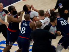 开云APP-篮球比赛中一支顶级球队遭遇败局