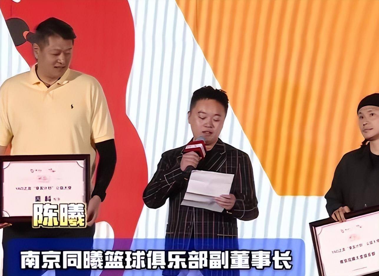 开云下载-球队内讧事件曝光，教练团队危机四起的简单介绍