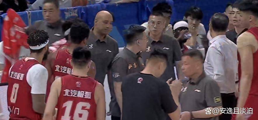 开云下载-球队内讧事件曝光，教练团队危机四起的简单介绍
