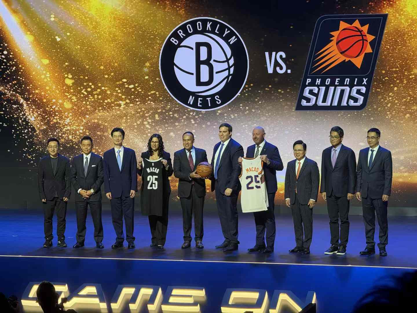 开云体育入口-NBA传奇球员与中国篮球球队合影留念