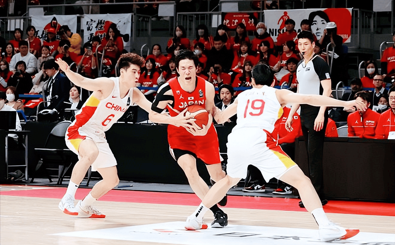开云体育入口-NBA传奇球员与中国篮球球队合影留念
