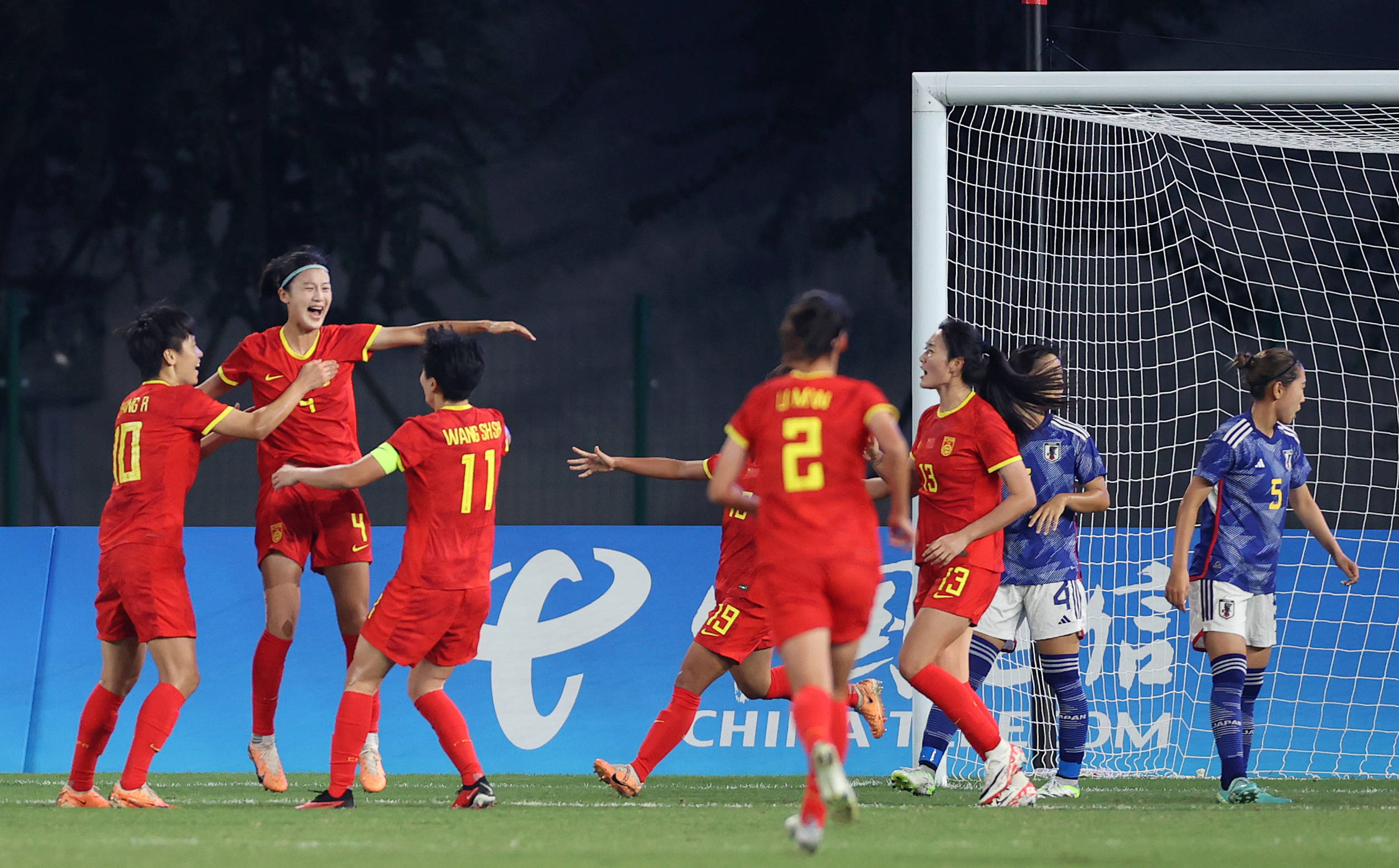 开云体育APP下载-国际女子足球赛中，中国选手斩获胜利