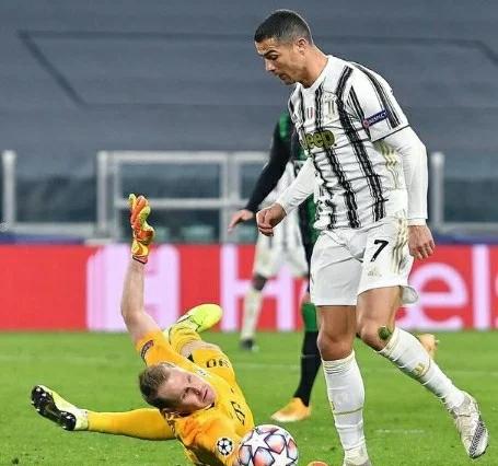 开云官方app入口-尤文图斯惨遭逆转，欧冠遭遇悲剧