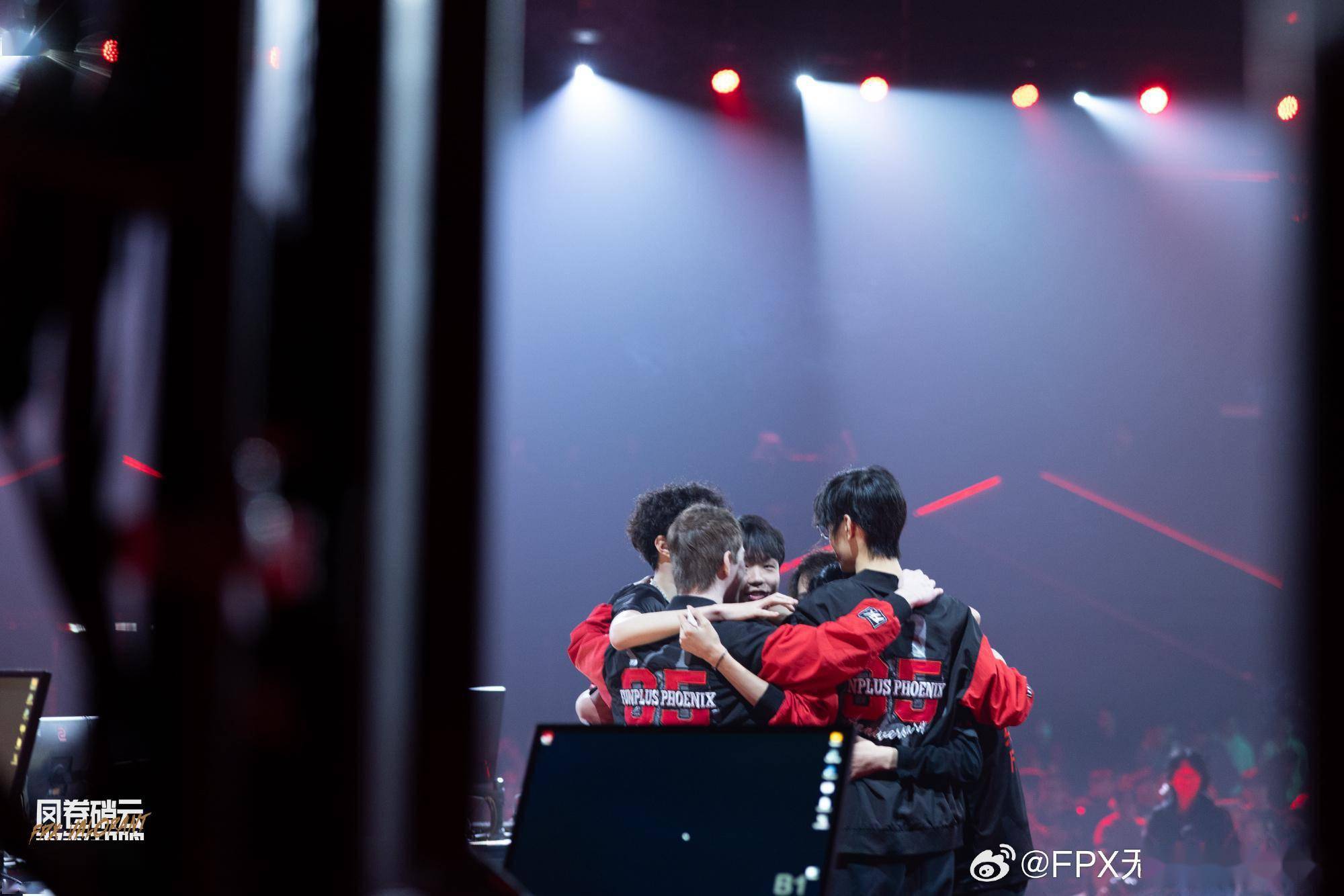 开云下载-FPX血洗V5，ShowMaker拿下关键大龙宿敌对决入围赛，成为赛场最大亮点