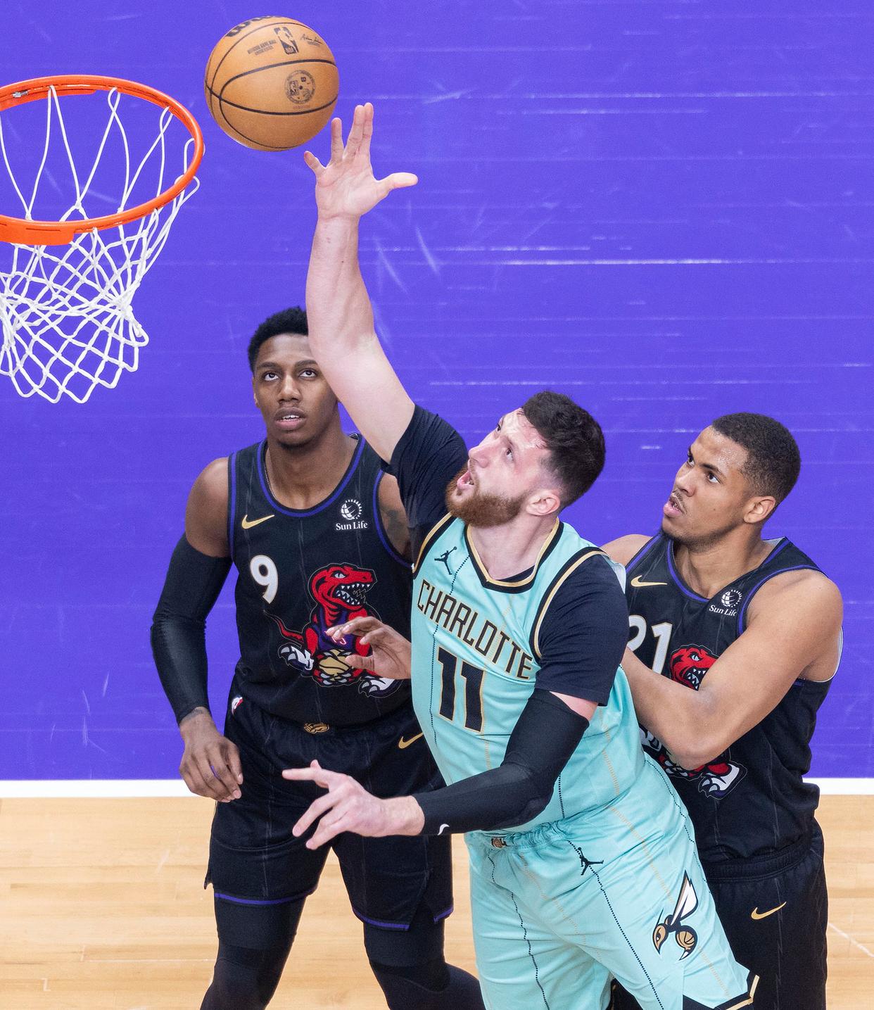 开云体育官方网站-猛龙队逼近对手,欲突围而出